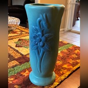 VAN BRIGGLE TURQUOISE ART POTTERY VASE 9” FLOWER & BUD (I977) Columbine